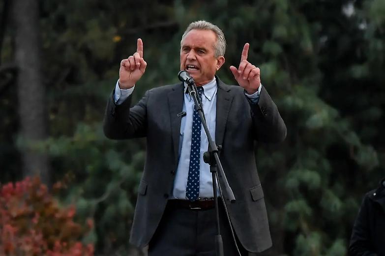 Kennedy Jr, il democrat no vax e complottista che piace anche a destra