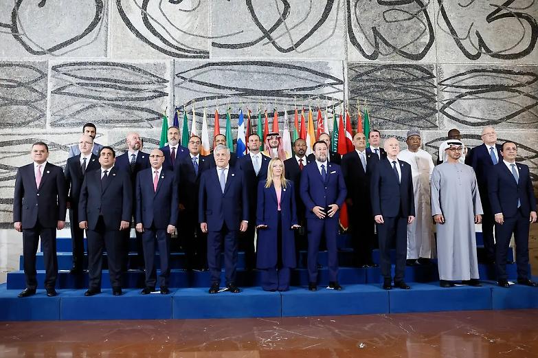 Meloni: &laquo;Migranti, serve un impegno comune contro i trafficanti&raquo;