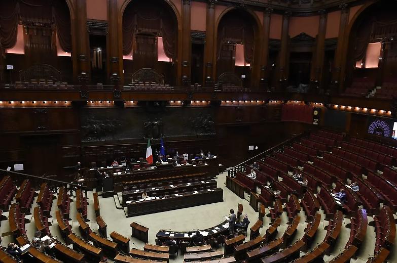 Maternit&agrave; surrogata, alla Camera la resa dei conti sul reato universale