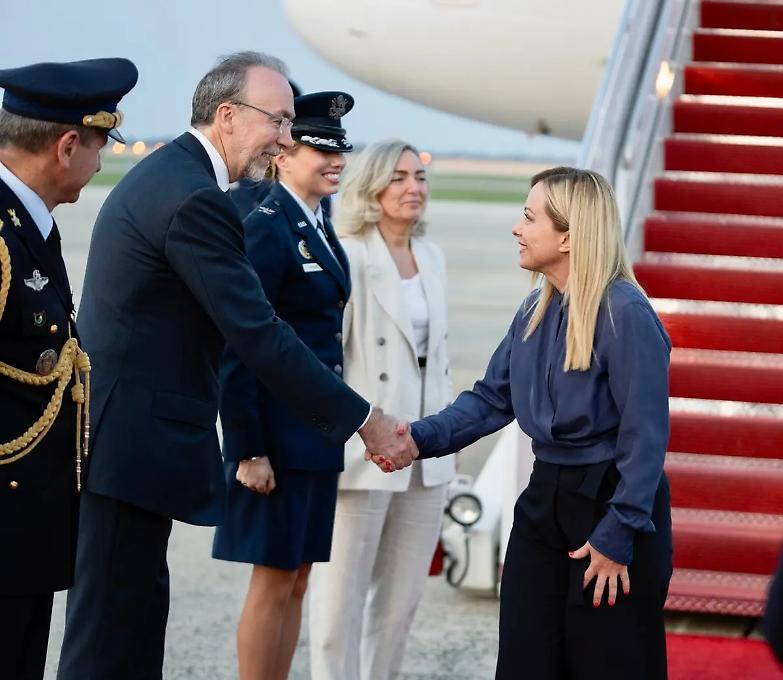 Meloni alla corte di Biden va in cerca di soldi e alleati