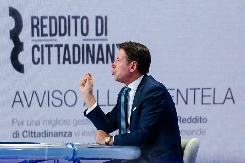 Reddito di cittadinanza, lo stop arriva via sms. E scoppia la protesta