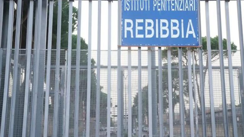 A Rebibbia un detenuto sale su una gru, intervengono i pompieri