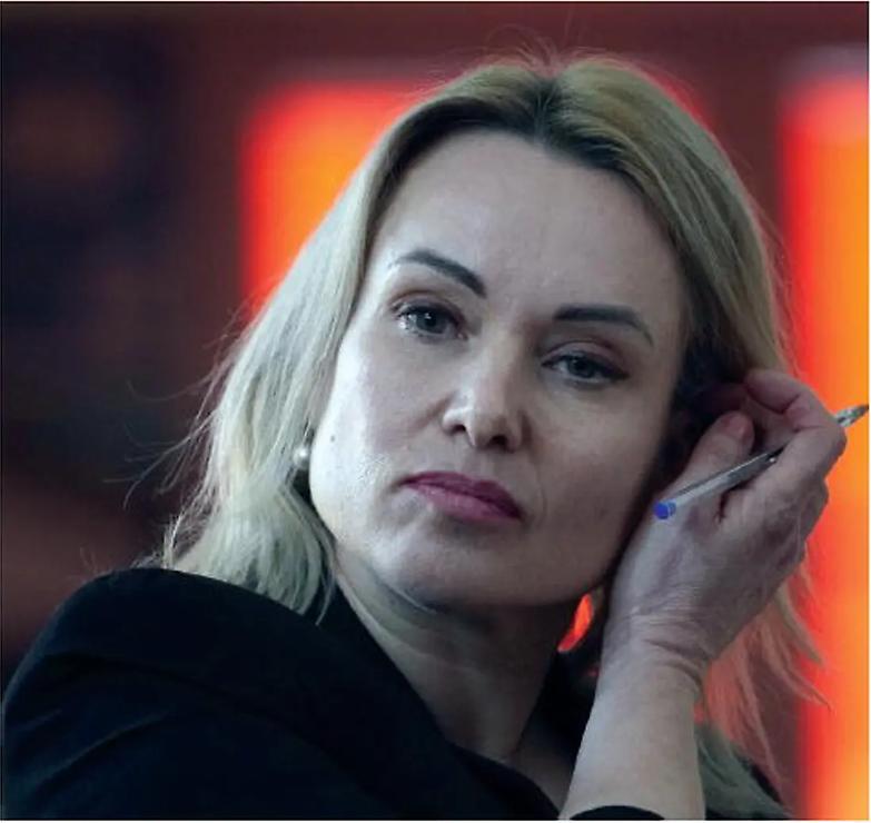 Marina Ovsyannikova, ora Putin vuole toglierle anche i figli...