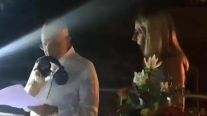 Invece di annunciare il matrimonio denuncia i tradimenti di lei davanti a 150 persone...con lei a fianco