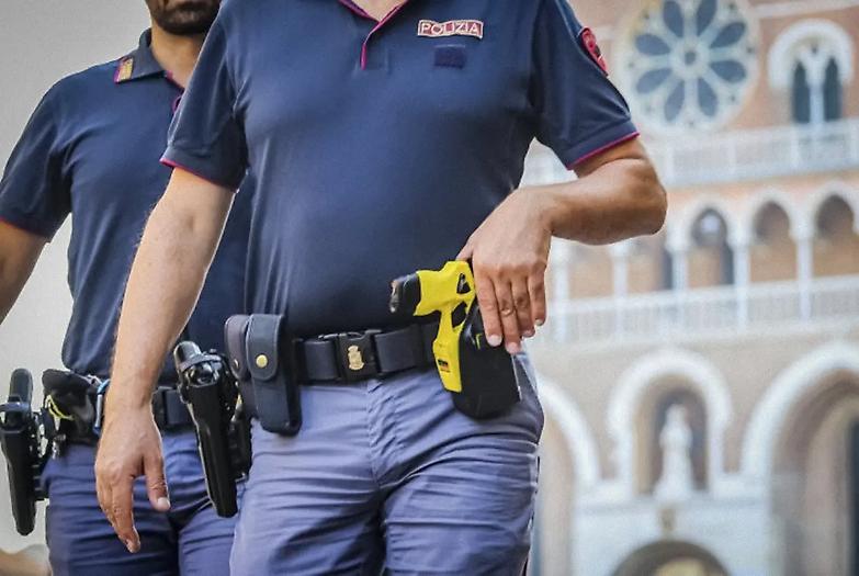 Era nudo sui binari: gli sparano col taser e poco dopo muore