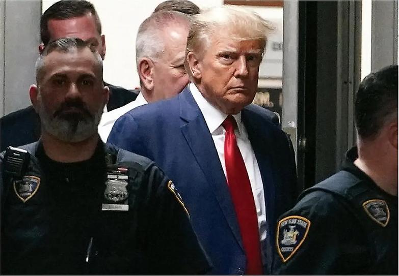 &laquo;Mi arrestano&raquo;. Trump rilancia lo show contro i pm &laquo;corrotti&raquo;