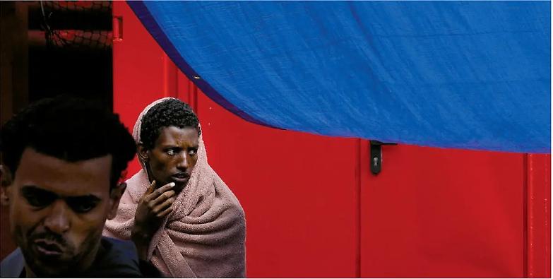 In assenza di strategie il governo rispolvera l&rsquo;emergenza migranti