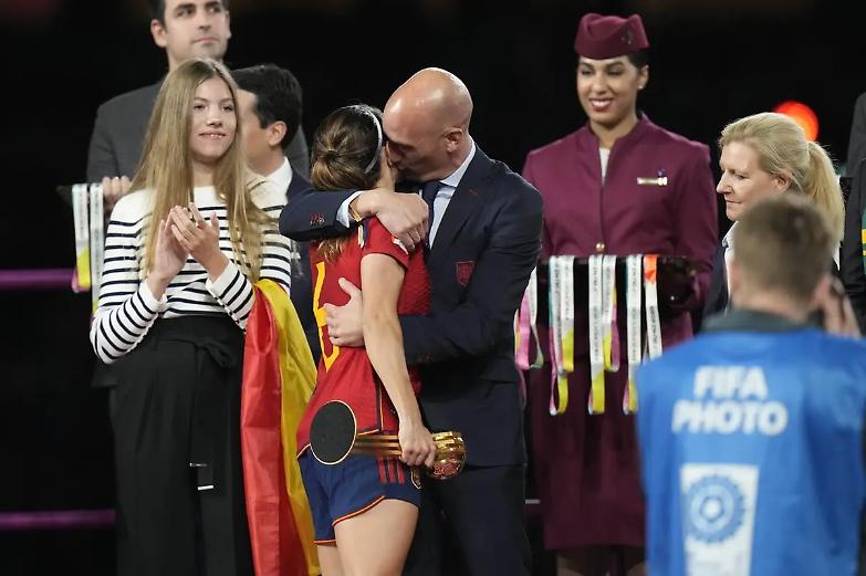 Spagna, la Fifa sospende Rubiales dopo il bacio a Hermoso