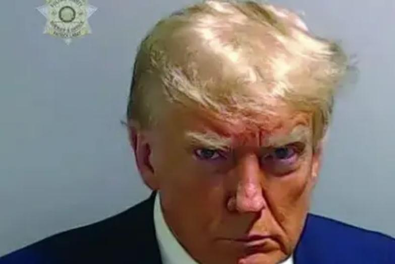 L&rsquo;arresto fa guadagnare a Trump oltre 7 milioni di dollari in poche ore