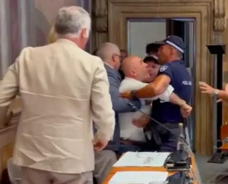 Terni, il sindaco si scaglia contro l&rsquo;opposizione: sfiorata rissa in consiglio comunale