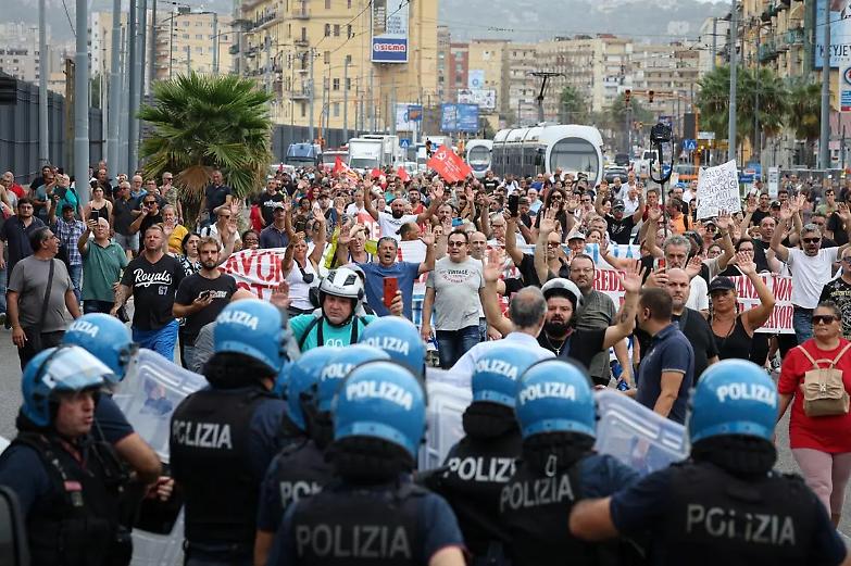 Reddito di cittadinanza, la rabbia di Napoli in piazza &ndash; FOTO