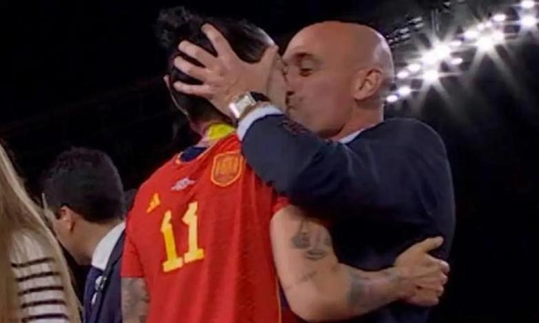 Rubiales sospeso dalla Fifa, la madre in segno di protesta si barrica in chiesa