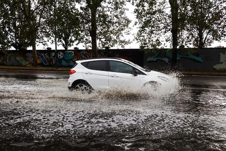 Il maltempo imperversa al Nord. Allerta meteo in Lombardia, nubifragi in Liguria. Sospesi i treni tra Italia e Francia