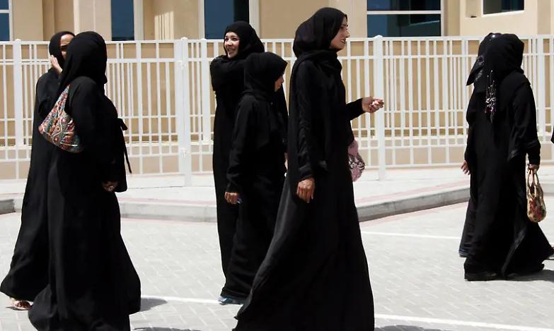 Dopo il velo Parigi vieta l&rsquo;&ldquo;abaya&rdquo;: l&rsquo;islamofobia vestita da laicit&agrave;