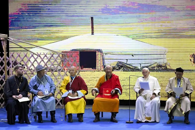 Papa Francesco: &laquo;I fondamentalismi religiosi compromettono la pace&raquo;