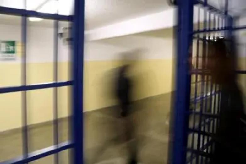 Carcere di Viterbo nel caos, un morto, un tentato suicidio e una rivolta