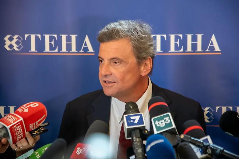 Calenda: &laquo;Parlo a popolari e riformisti, Schlein vira sulla sinistra radicale&raquo;