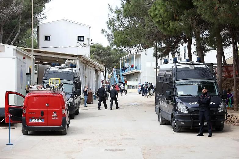 Tregua finita a Lampedusa, oltre 500 migranti nella notte sull&rsquo;Isola