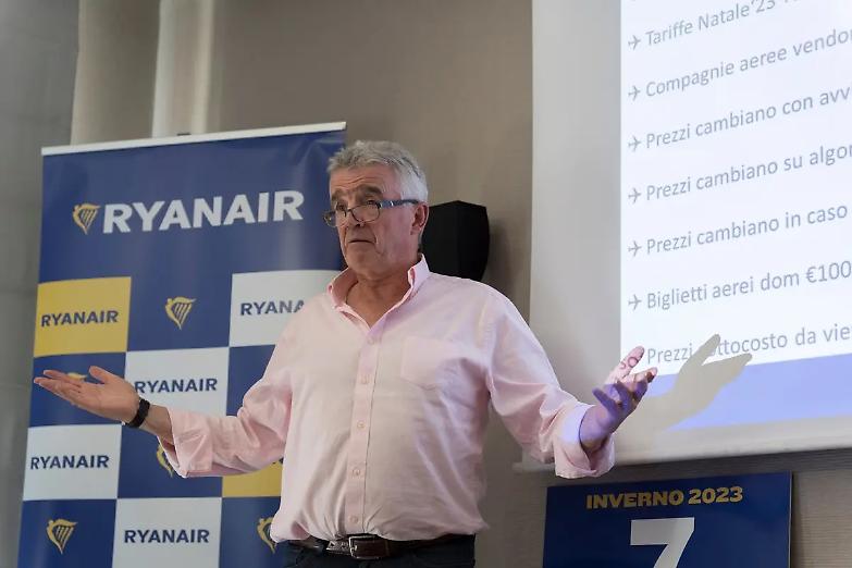 Caro voli, il ceo di Ryanair: &ldquo;Dal governo italiano decreto idiota&rdquo;. Urso: &ldquo;Non ci facciamo ricattare&rdquo;