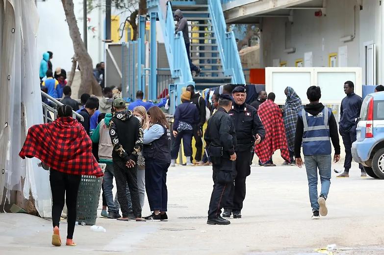 Hotspot al collasso, Lampedusa &egrave; nel caos. Il Pd: &ldquo;Meloni ha fallito&rdquo;