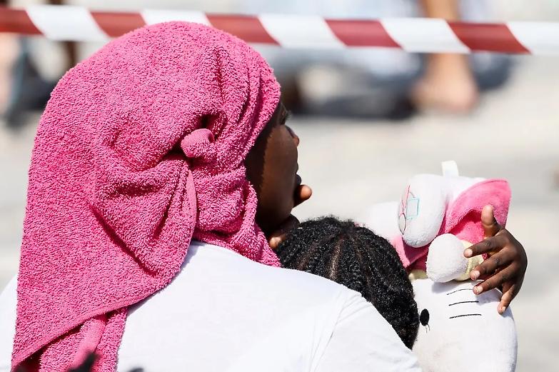 Migranti, Macron sprona l&rsquo;Ue ad aiutare l&rsquo;Italia. Ma a Calderoli non basta