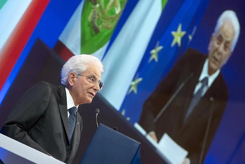 Mattarella a Confindustria: &laquo;I giovani se ne vanno perch&eacute; i salari sono troppo bassi&raquo;