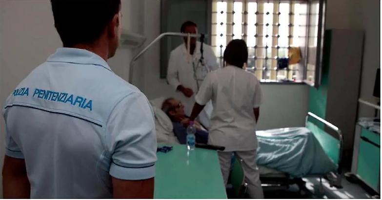 In attesa da 14 mesi per un intervento. E lui soffre in cella...