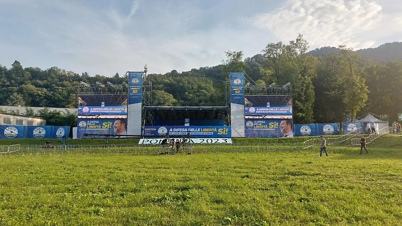 Salvini apre Pontida e tende la mano a Meloni: &ldquo;Sui migranti sta facendo miracoli&rdquo;