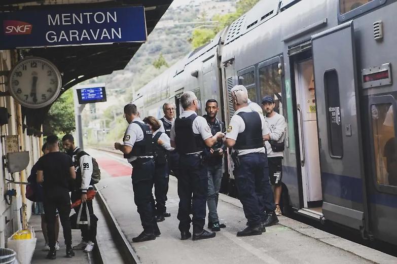 Migranti, la Corte Ue demolisce la linea Macron: vincono gli avvocati