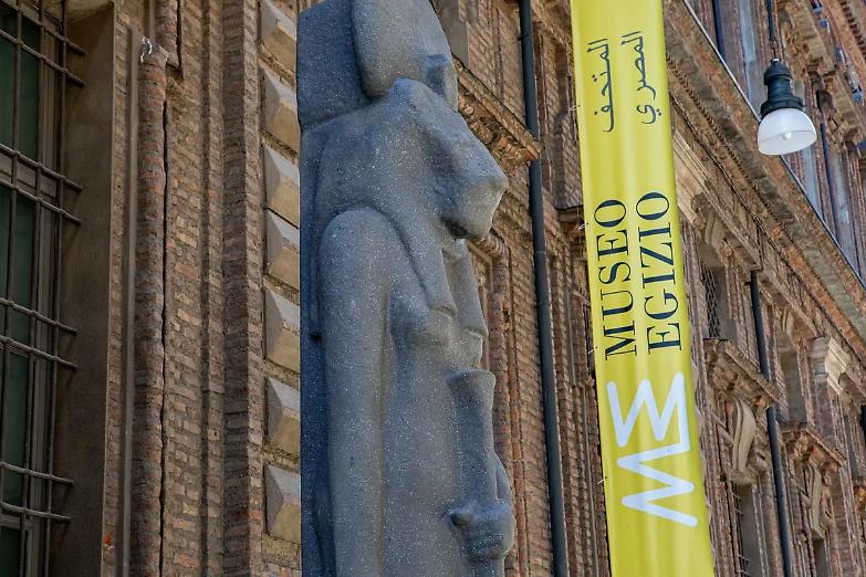 &ldquo;Razzista con gli italiani, va cacciato&rdquo;. Anche la Lega contro il direttore del museo egizio