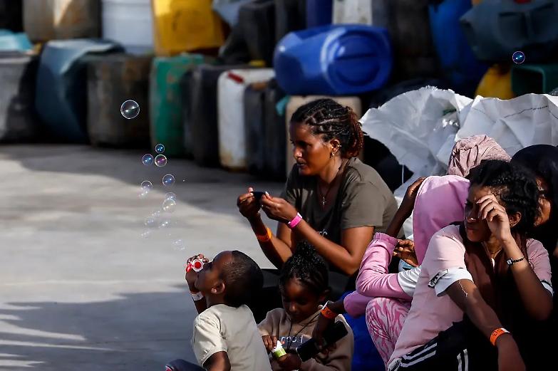 Tensione Italia-Germania sui migranti. Berlino: &laquo;Finanziamo le Ong&raquo;. Roma: &laquo;Ingerenza&raquo;