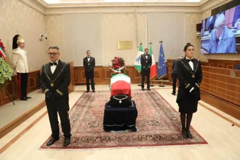 Aperta al Senato la camera ardente. Decine di cittadini in fila