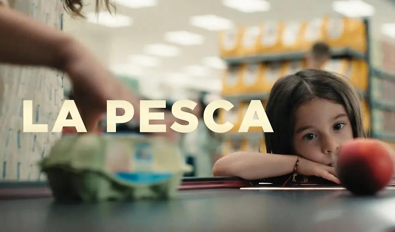 La &ldquo;pesca&rdquo; della discordia: la politica si spacca sullo spot di Esselunga