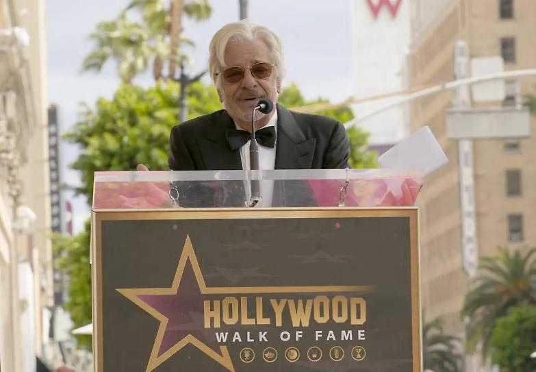 Il processo di Repubblica a Giancarlo Giannini ch&eacute; oser&agrave; leggere il discorso di Silvio sugli immigrati italiani