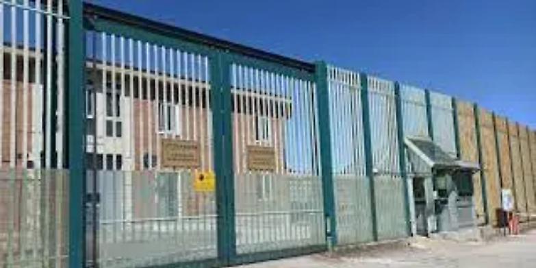 Avellino, detenuto incendia la cella: cinque agenti in ospedale