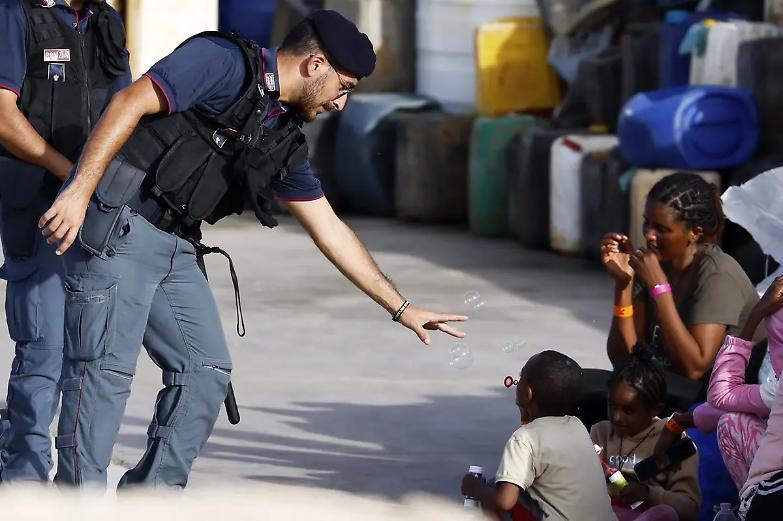 Migranti liberati a Catania, il giudice: &laquo;Il decreto del Governo &egrave; illegittimo&raquo;. Fratelli d&rsquo;Italia insorge