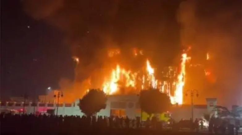 Egitto, incendio in una stazione di polizia: almeno 100 feriti. Si temono vittime