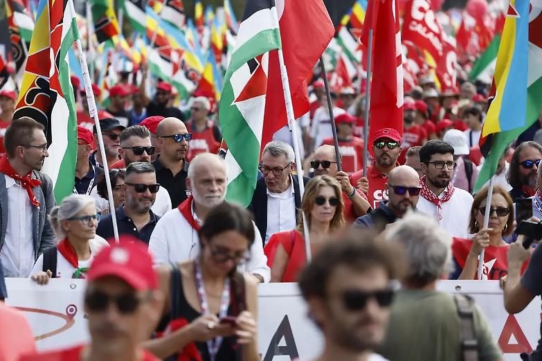 Cgil in piazza, Landini: &laquo;Vogliamo cambiare il Paese&raquo;. Presenti Schlein, Fratoianni e una delegazione M5S