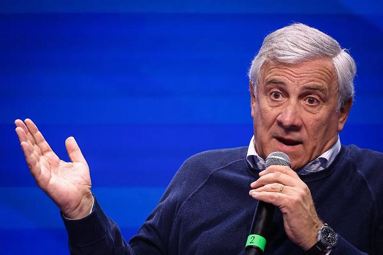 L&rsquo;annuncio di Tajani: &laquo;Duecento italiani in arrivo su aerei militari&raquo;