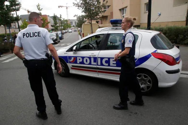 Attentato terroristico in Francia, entra con un coltello in un liceo ad Arras e uccide un insegnante