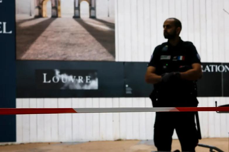 Allarme bomba al Louvre: Parigi chiude il museo. Evacuata anche la Reggia di Versailles