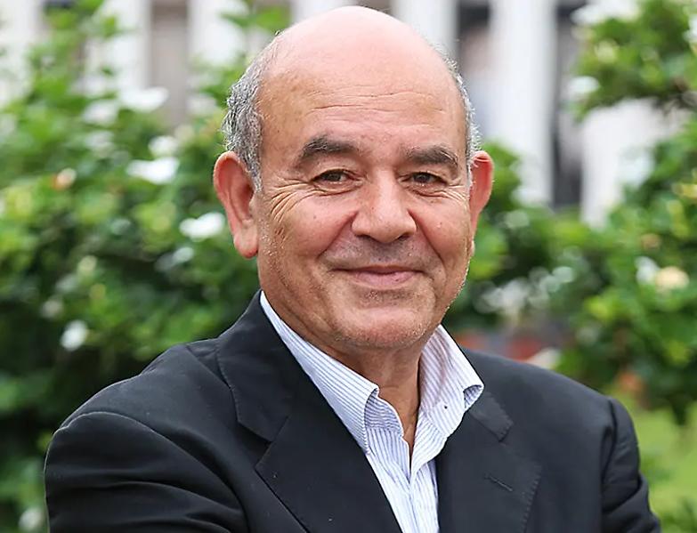 Gaza, l&rsquo;avvocato Raji Sourani estratto dalle macerie della propria abitazione abbattuta probabilmente da un missile