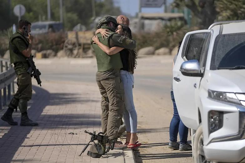 Un soldato israeliano bacia la sua fidanzata vicino al confine con la Striscia di Gaza &ndash; FOTO