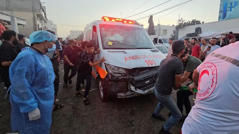 Gaza, colpito convoglio di ambulanze. Hamas: 15 morti. Israele: &ldquo;Trasportavano terroristi&rdquo;
