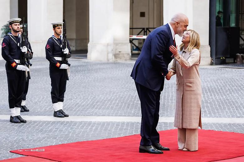 L&rsquo;intesa con Tirana spiazza la Ue, ma rischia di finire in tribunale