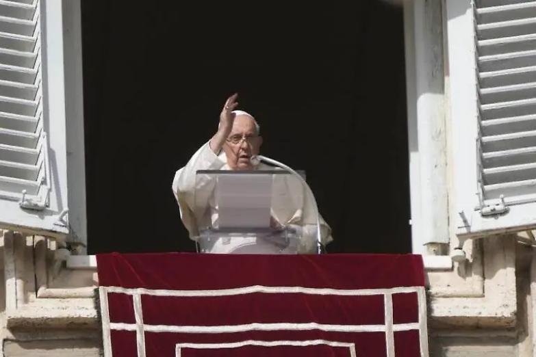 L&rsquo;appello di Papa Francesco: &laquo;Basta fratelli, fermate le armi&raquo;