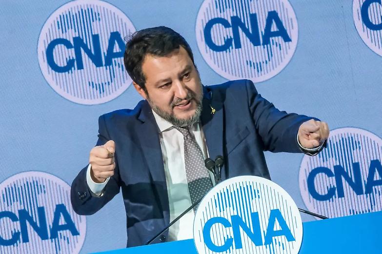 Salvini &ldquo;minaccia&rdquo; i lavoratori: &laquo;Sindacati rispettino legge o sar&agrave; precettazione&raquo;