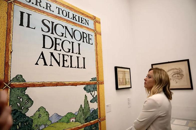 Tra ambizione e nostalgia. Meloni resta nella &ldquo;terra di mezzo&rdquo; di Atreju