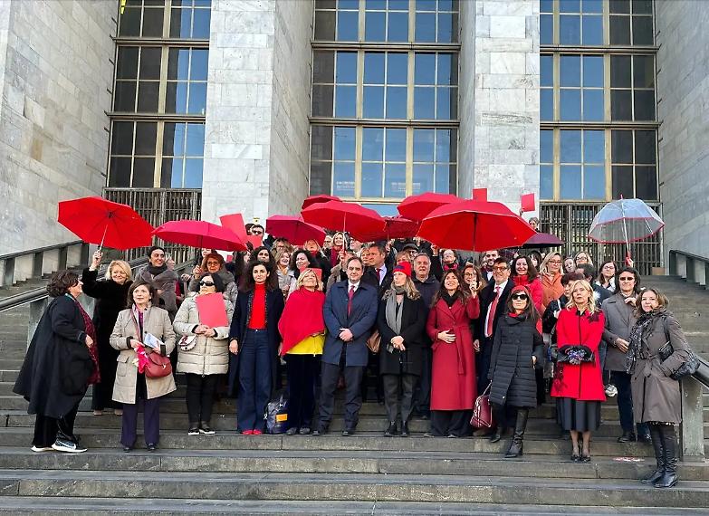 L&rsquo;ombrello rosso delle toghe milanesi: l&rsquo;iniziativa di Coa e Cpo contro la violenza sulle donne