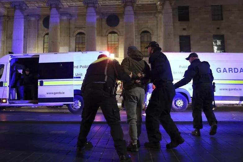 Hooligan xenofobi di estrema destra dietro gli scontri nel centro di Dublino